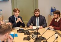Kesknoored Riigikogu õiguskomisjoni istungil.